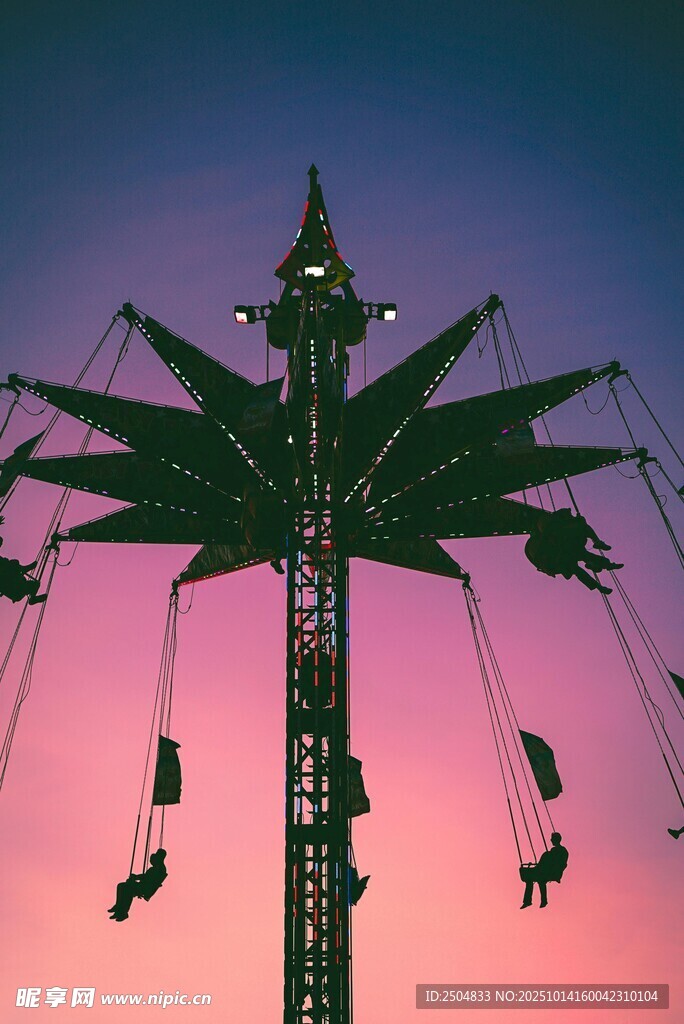 黄昏下的旋转飞椅