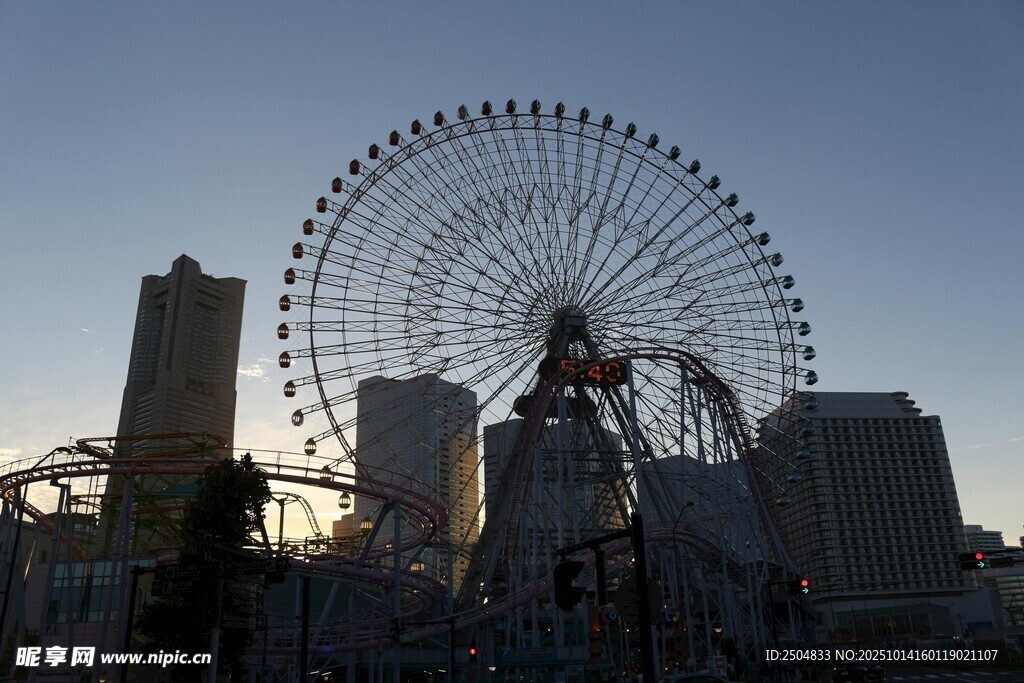 黄昏下的城市摩天轮景观