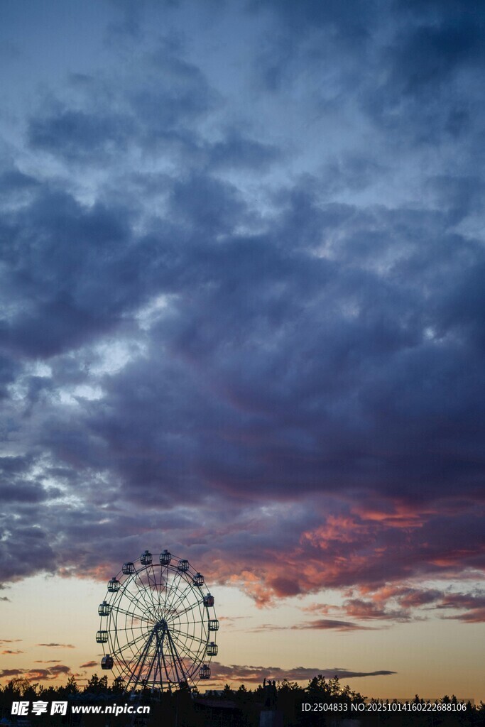夕阳下的摩天轮美景