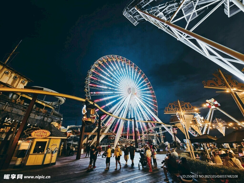 夜晚热闹的 乐园摩天轮