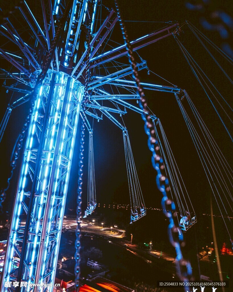 夜晚璀璨发光的 乐设施