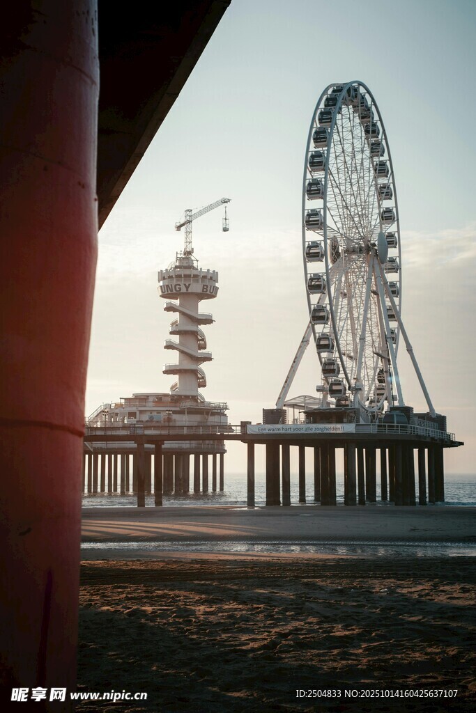 海边摩天轮与在建建筑