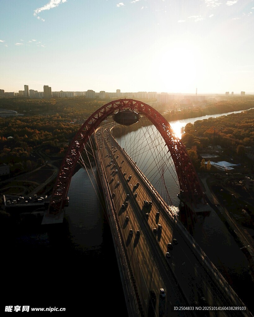 夕阳下的工业设施景观