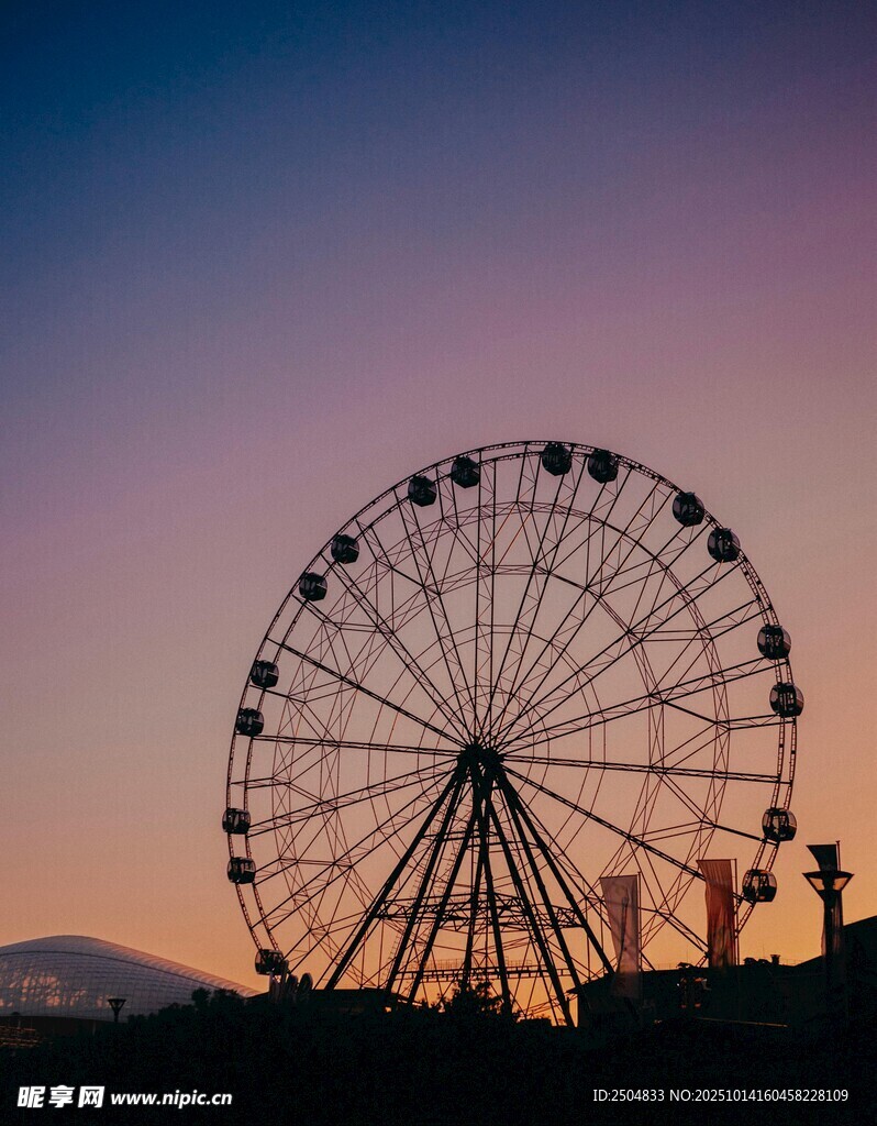 夕阳下的浪漫摩天轮