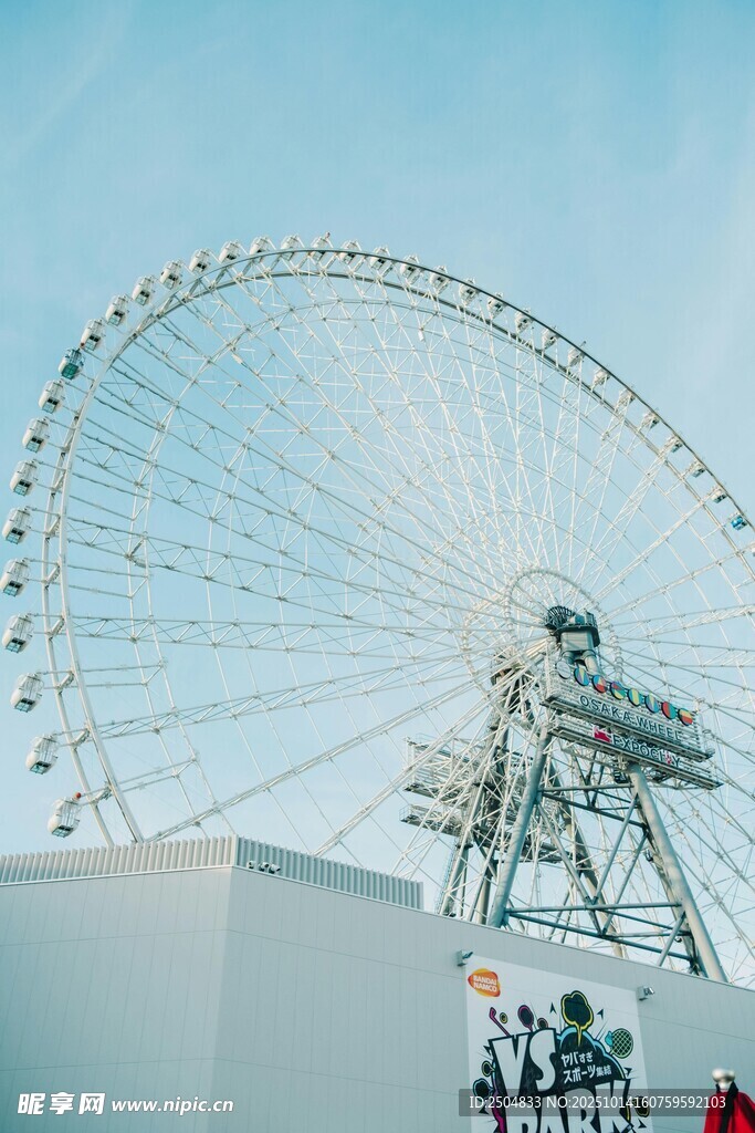 城市中的巨型摩天轮景观