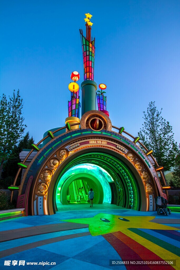 梦幻游乐园拱门夜景