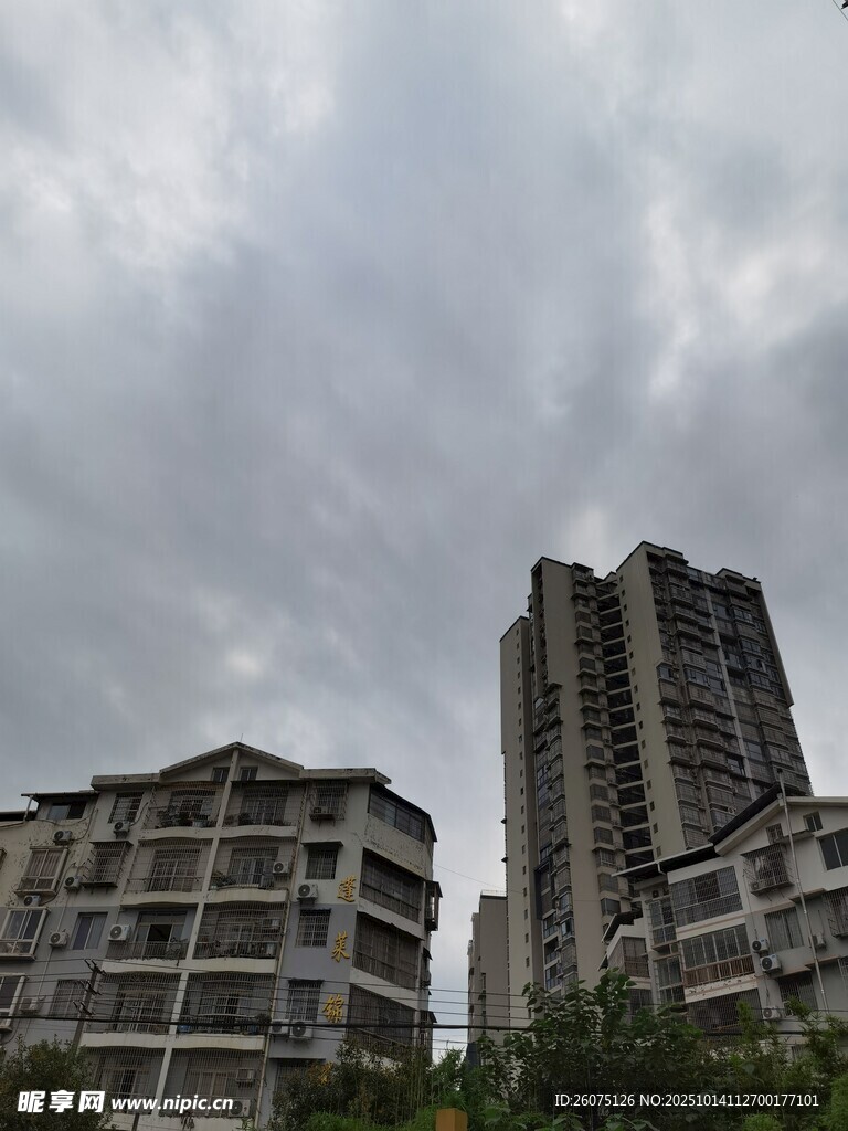 阴天城市中的高楼建筑