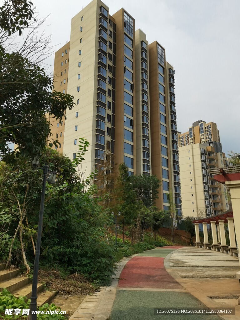 小区旁的多彩步道与高楼