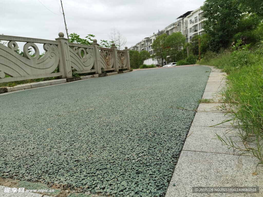 碎石铺设的道路与桥梁景观