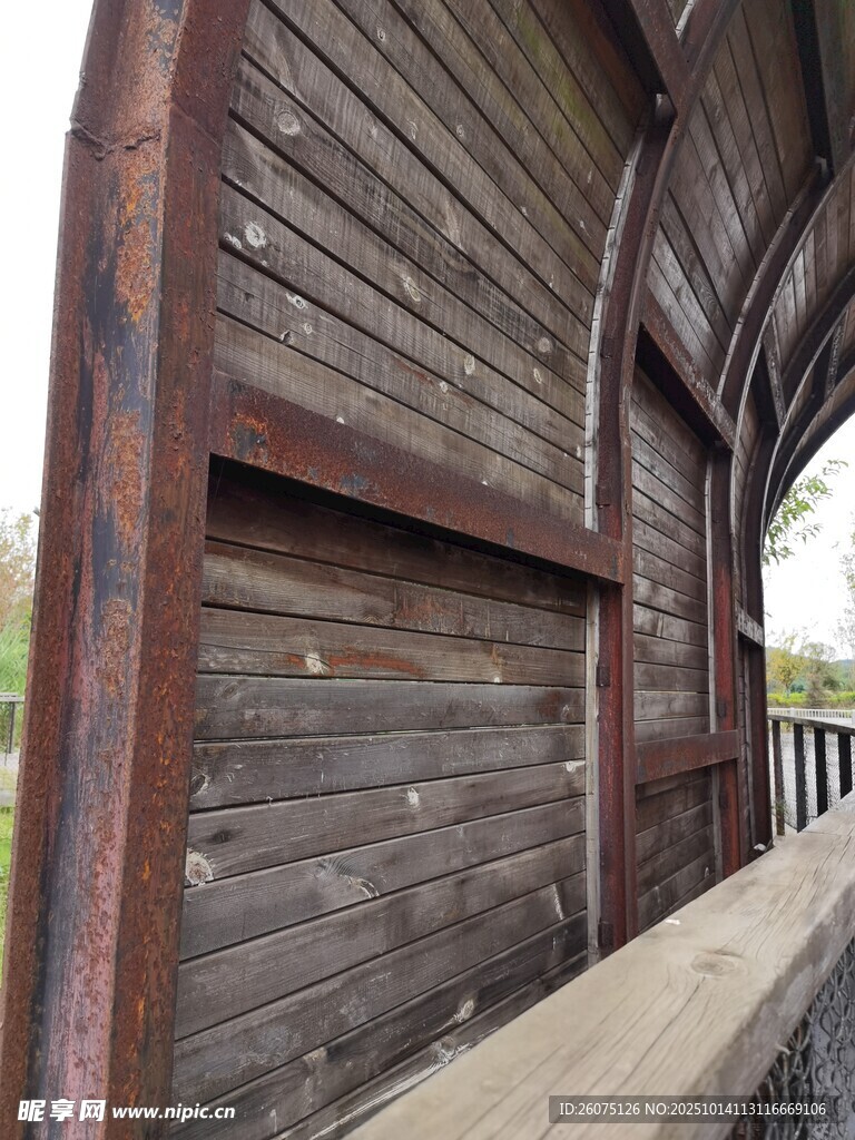 复古木质建筑局部特写