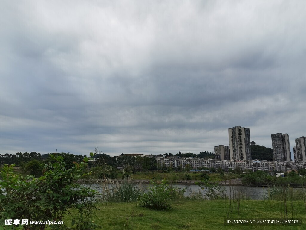 阴天河畔的城市景观