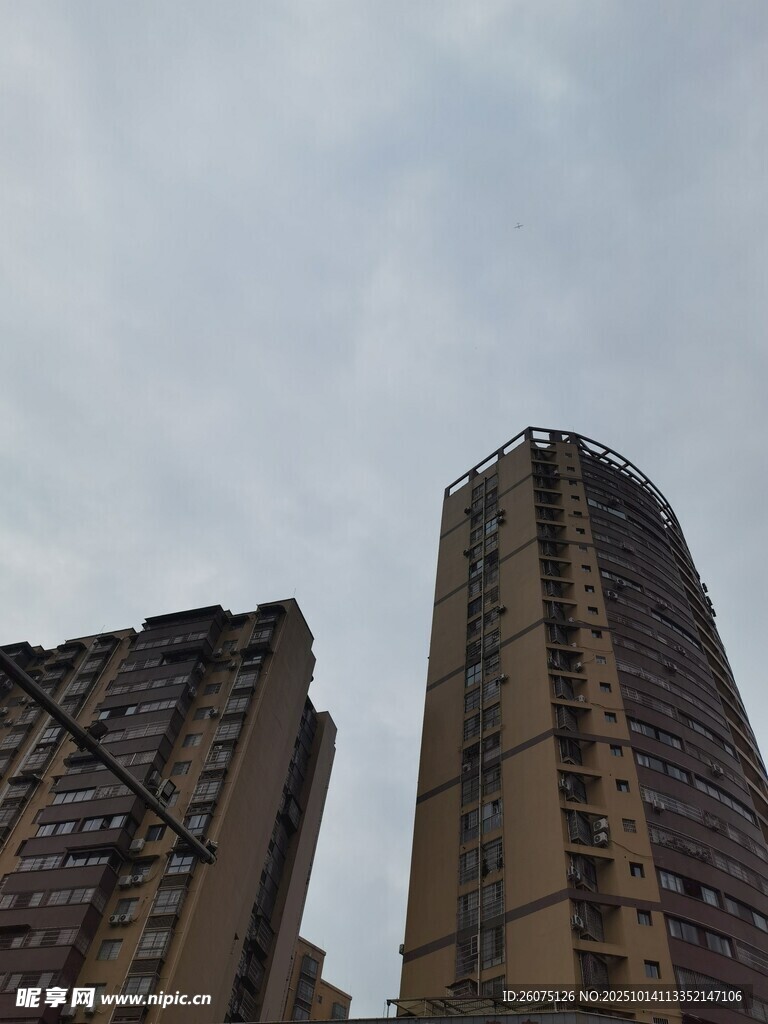 高楼耸立的城市建筑景观