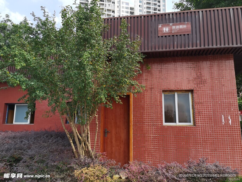 红砖小屋旁的葱郁绿树