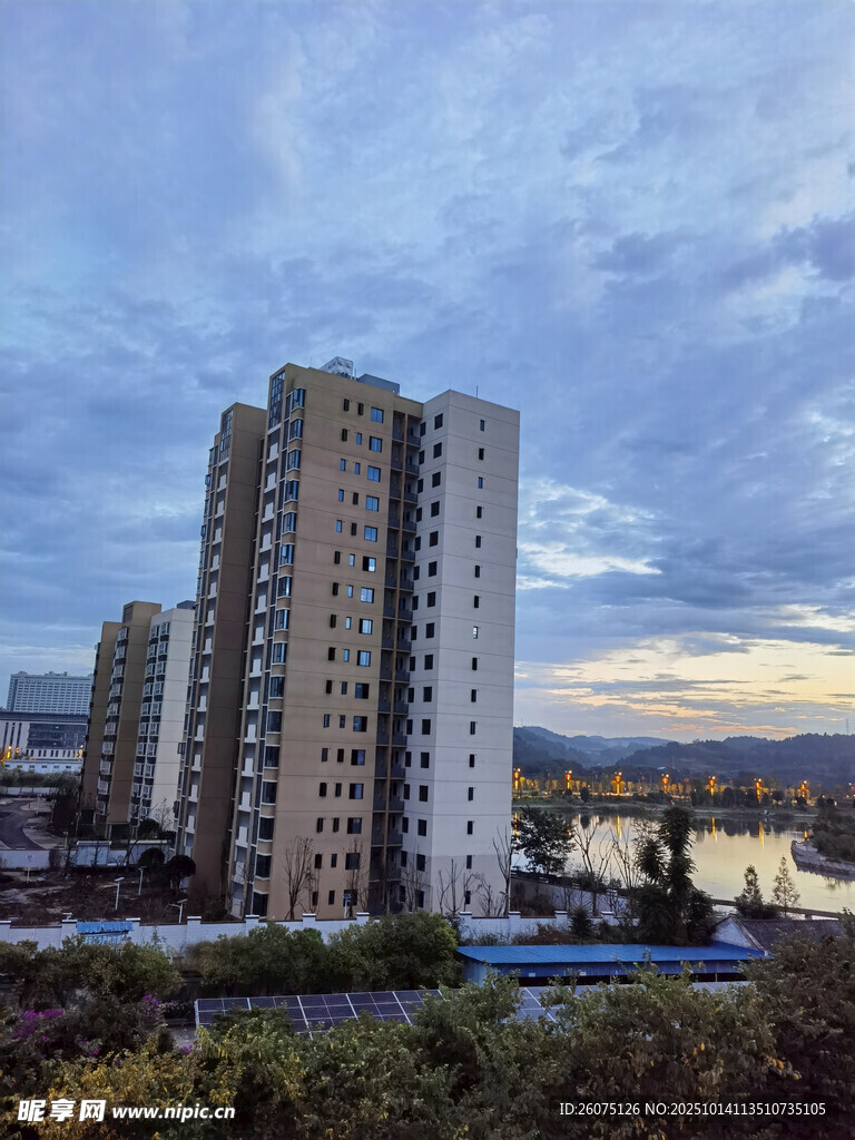 城市高楼与美丽天空景观