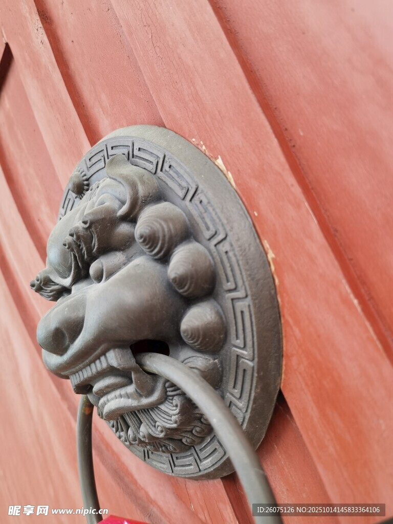中式古铜门环古韵十足