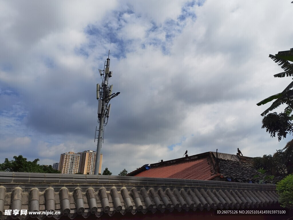 古建旁的通信铁塔