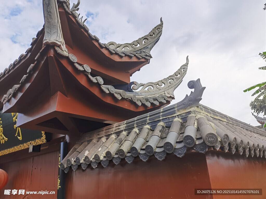 中式古建筑屋顶一角
