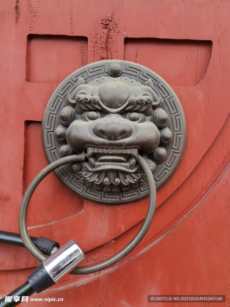 中式红门兽首门环
