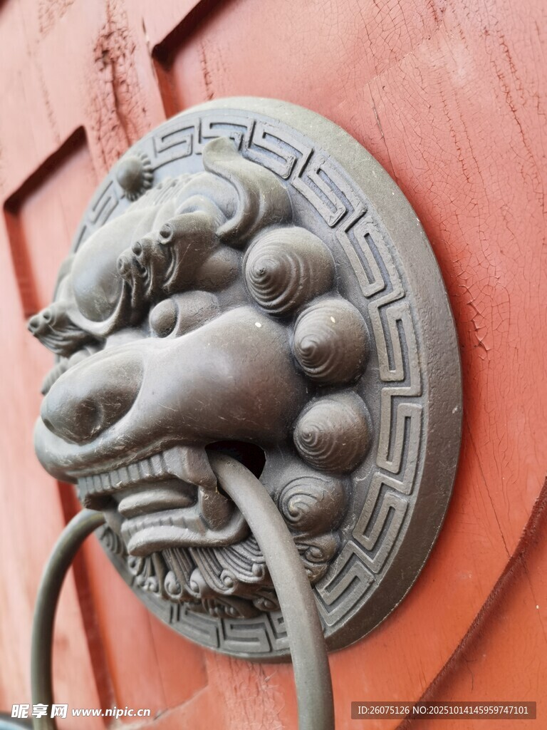 中式门环上的威严兽头