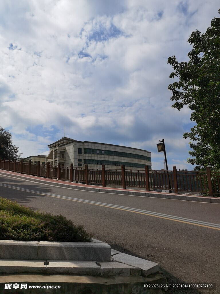 城郊道路旁的低矮建筑群