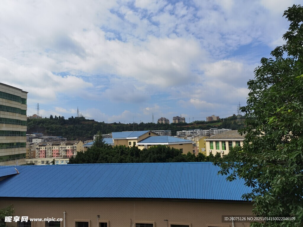 城市蓝顶建筑与远处风景