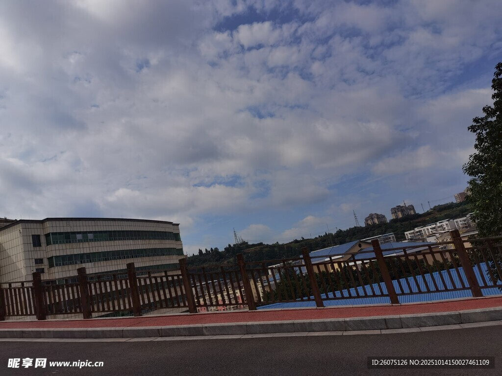 城市街道旁的建筑与天空