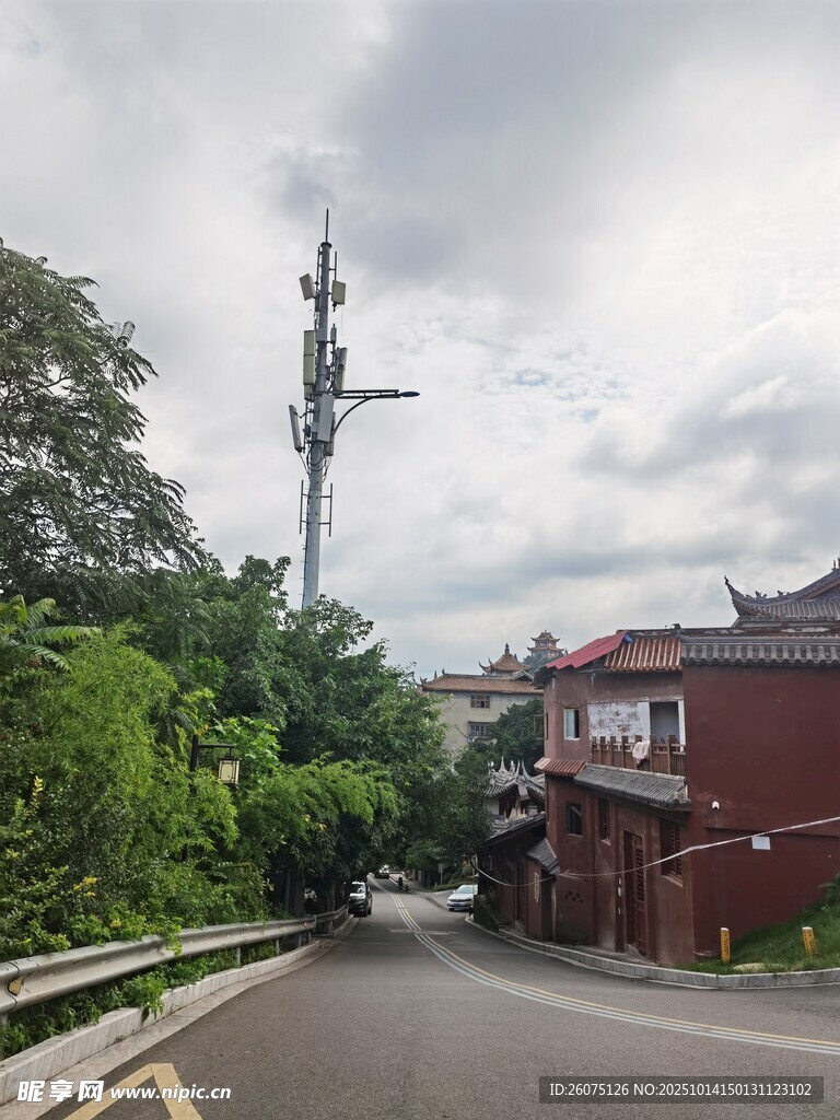 路边通信塔与红顶建筑