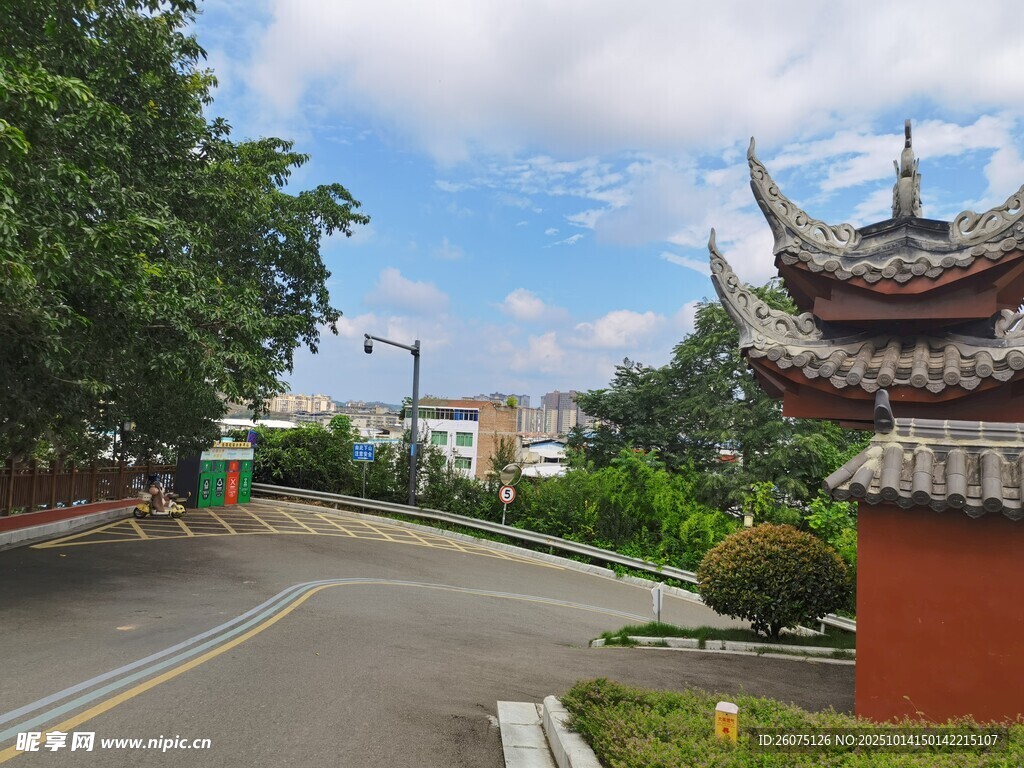 中式建筑旁的蜿蜒道路
