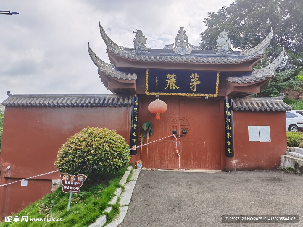 中式古建庙宇大门景观