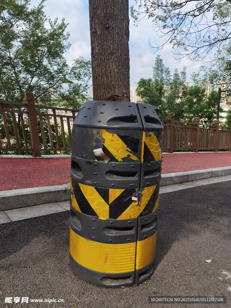 道路旁的防撞桶设施