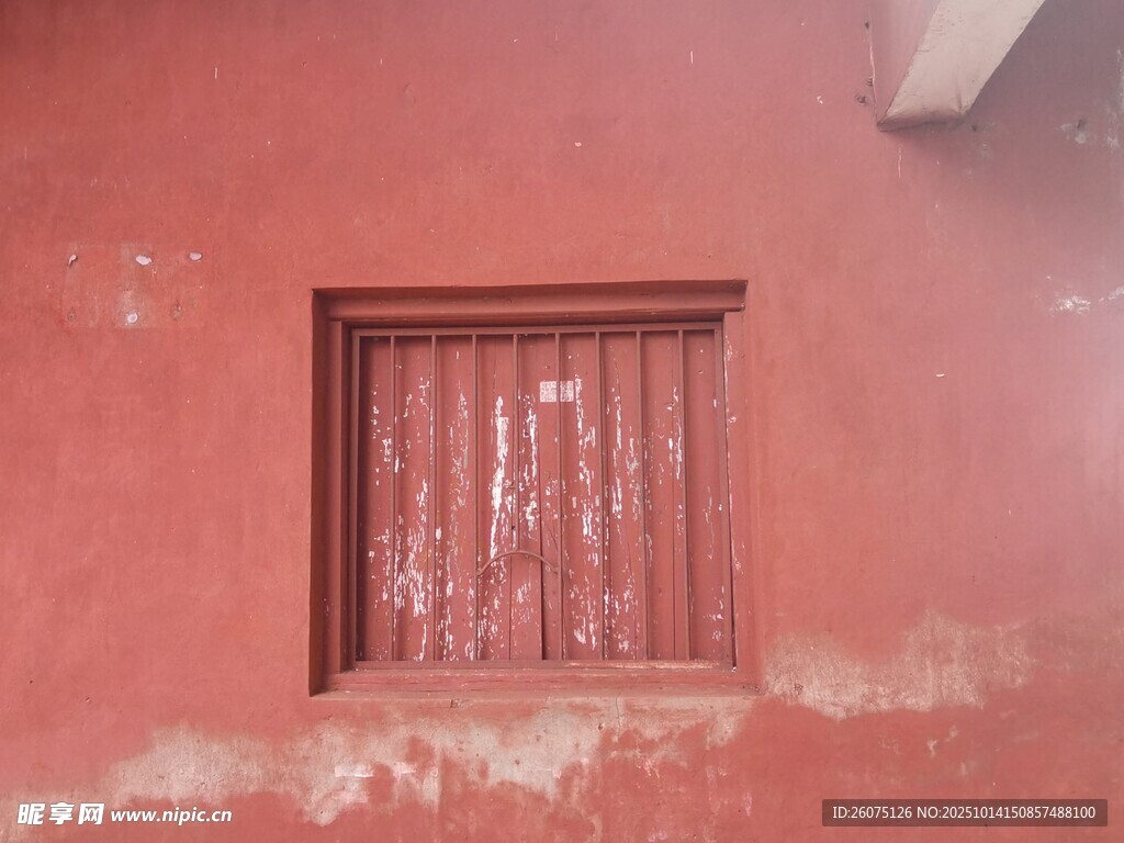 红墙旧窗岁月斑驳痕迹