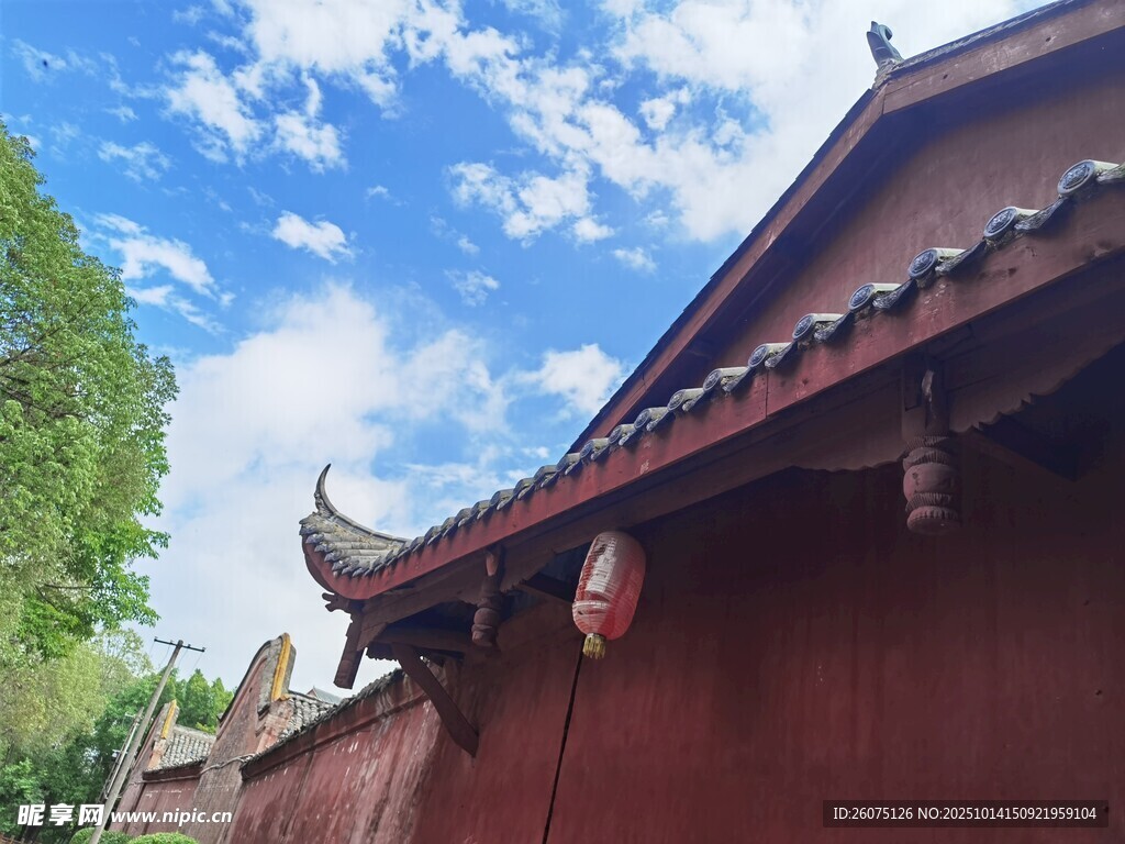 古建屋檐蓝天绿树相映