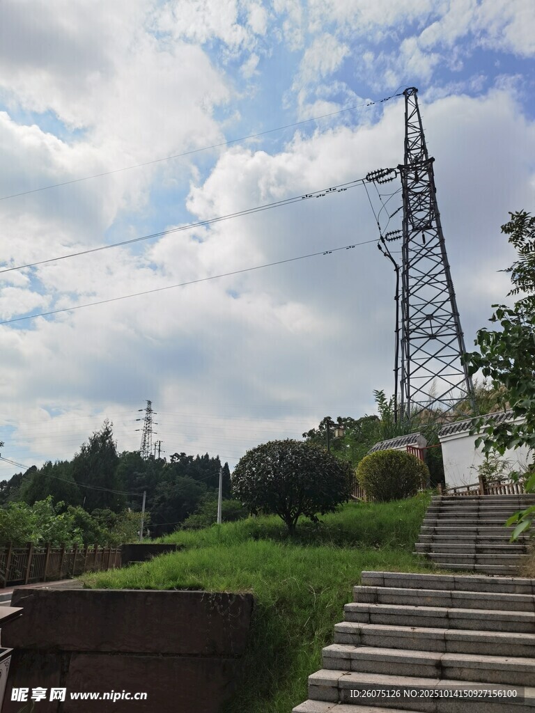 户外电塔与阶梯风景