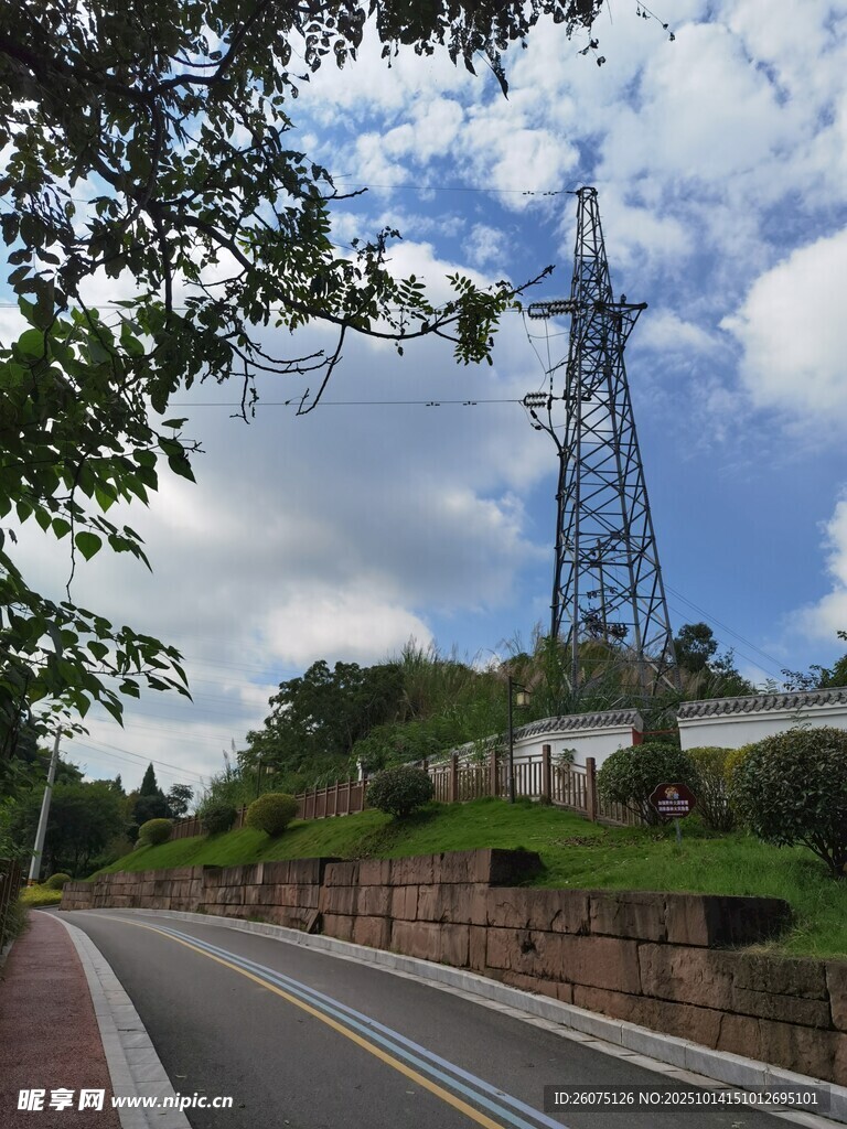 公路旁的高耸通信铁塔