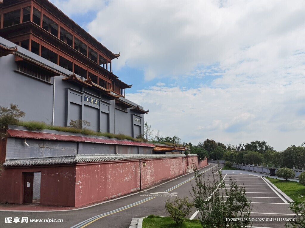 中式古建筑旁的开阔道路
