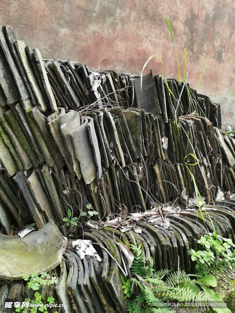 古朴瓦片墙尽显岁月韵味