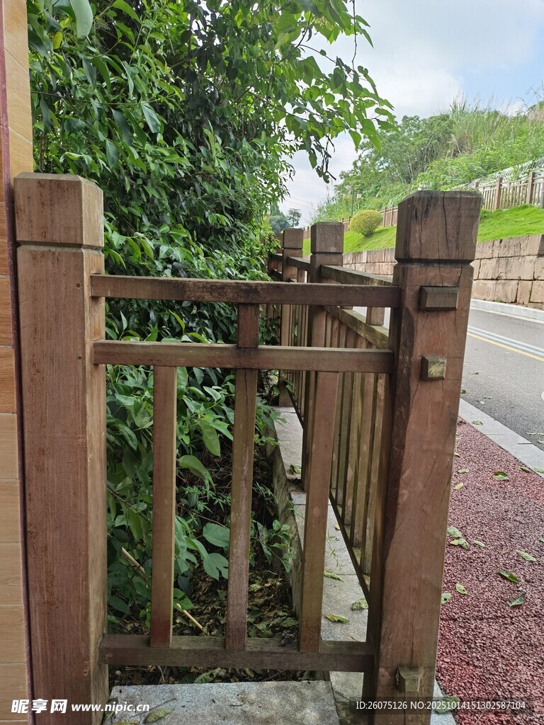 木质围栏与户外小径景观