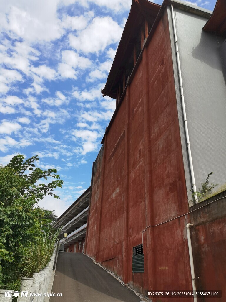 红墙蓝天绿树风景一角