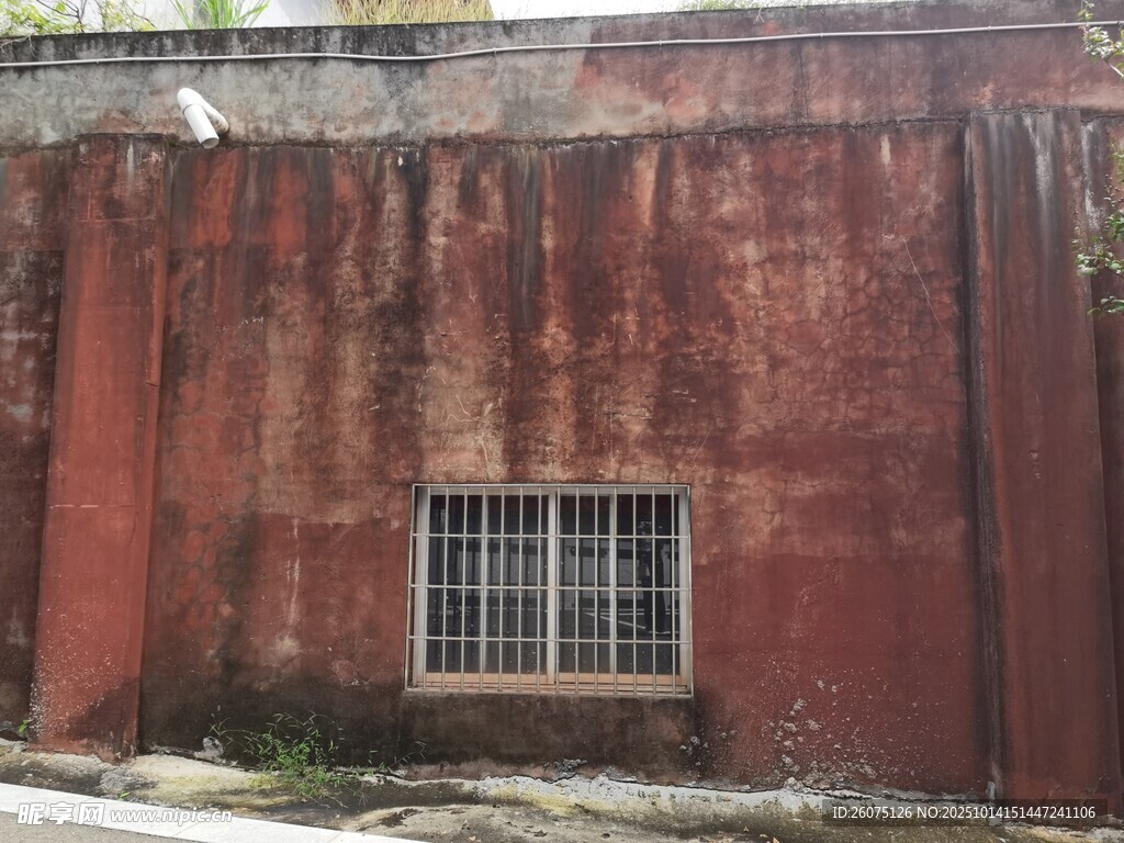 斑驳红墙与小窗