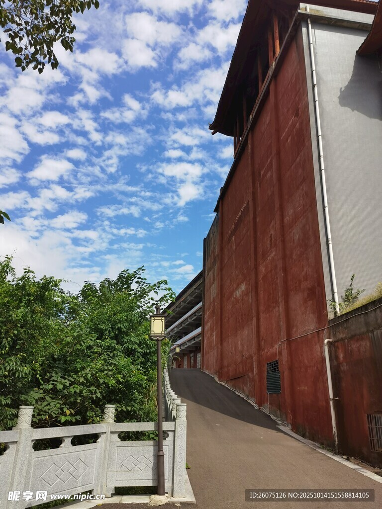 红墙蓝天绿树的宁静小路
