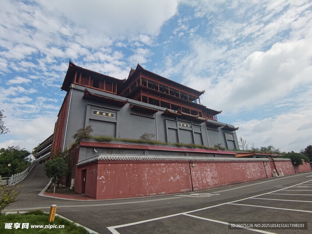 中式古建筑蓝天白云相伴