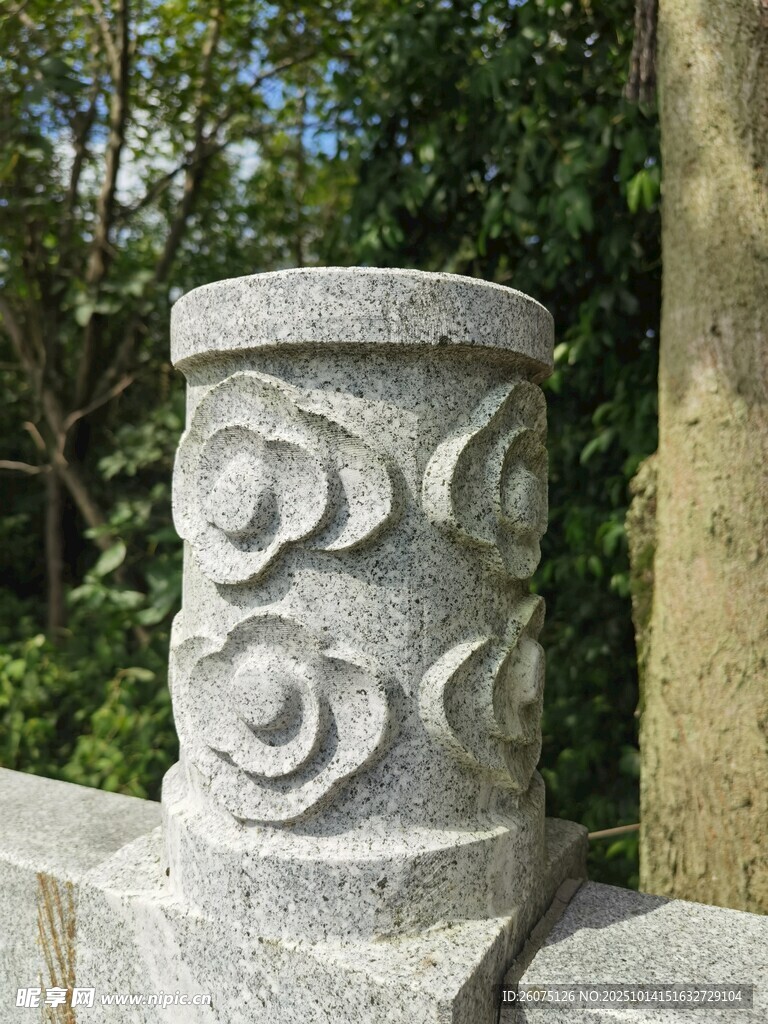 石雕圆柱精致花纹装饰