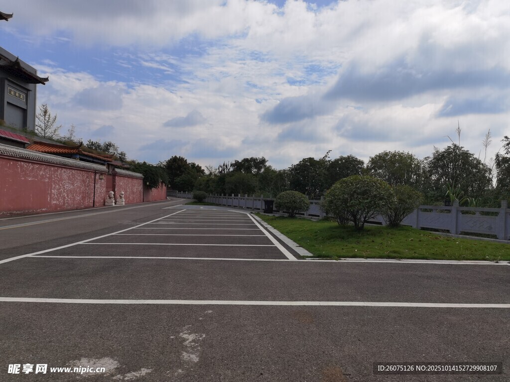 空旷道路与红墙蓝天景象