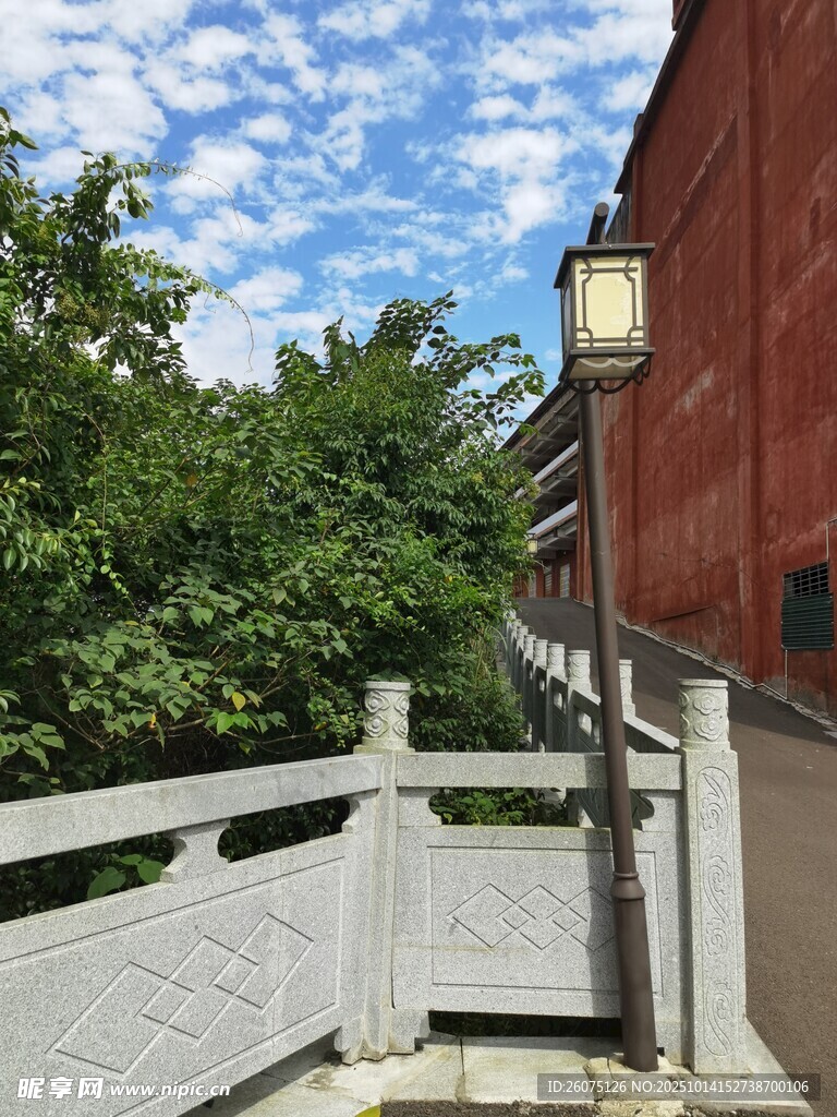 古建旁的路灯与葱郁绿树
