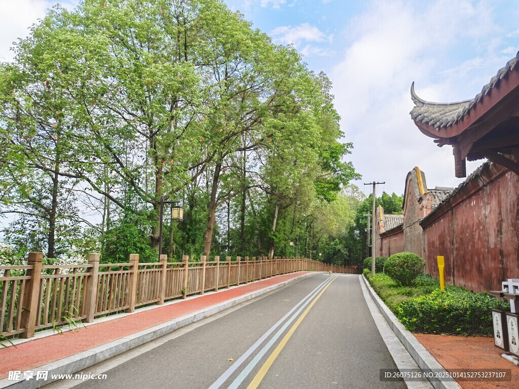古建旁的林荫骑行道