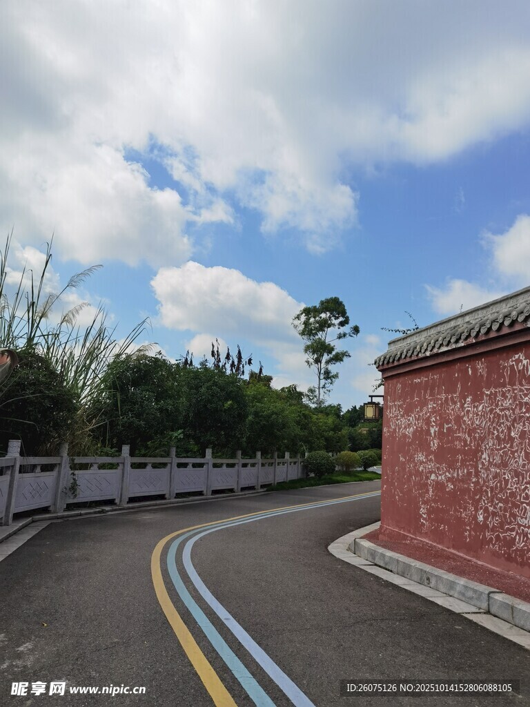 蜿蜒公路旁的红墙景致