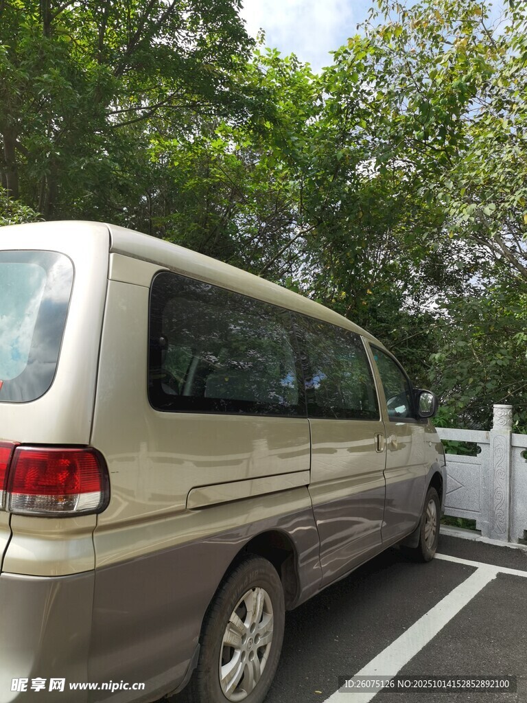 停车场中的银色商务面包车
