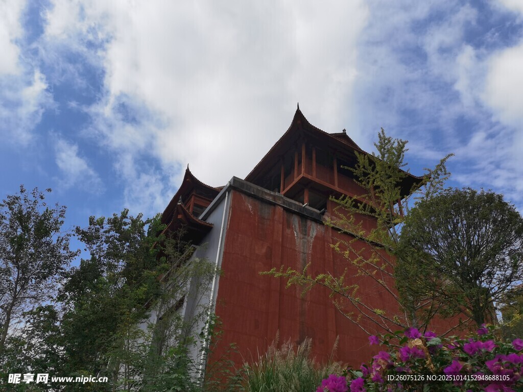 古建红墙映蓝天繁花