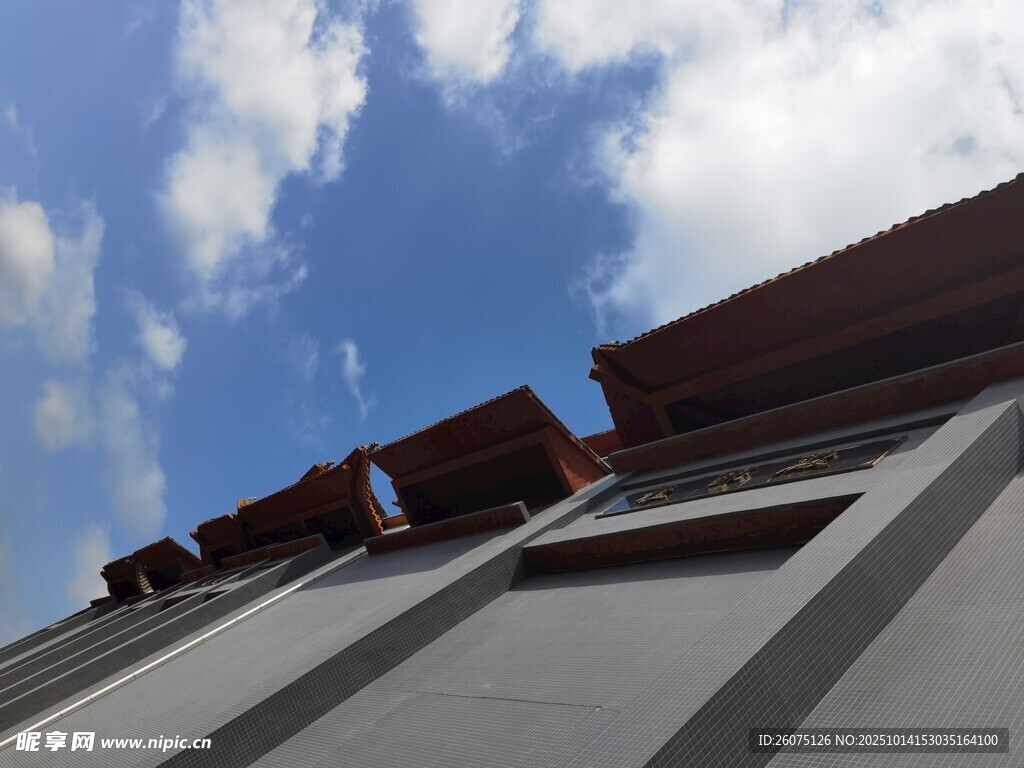 屋顶建筑与蓝天白云景观