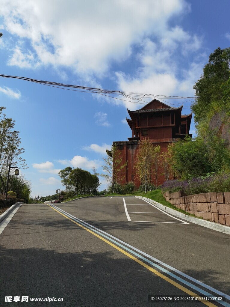 公路旁的中式古建筑